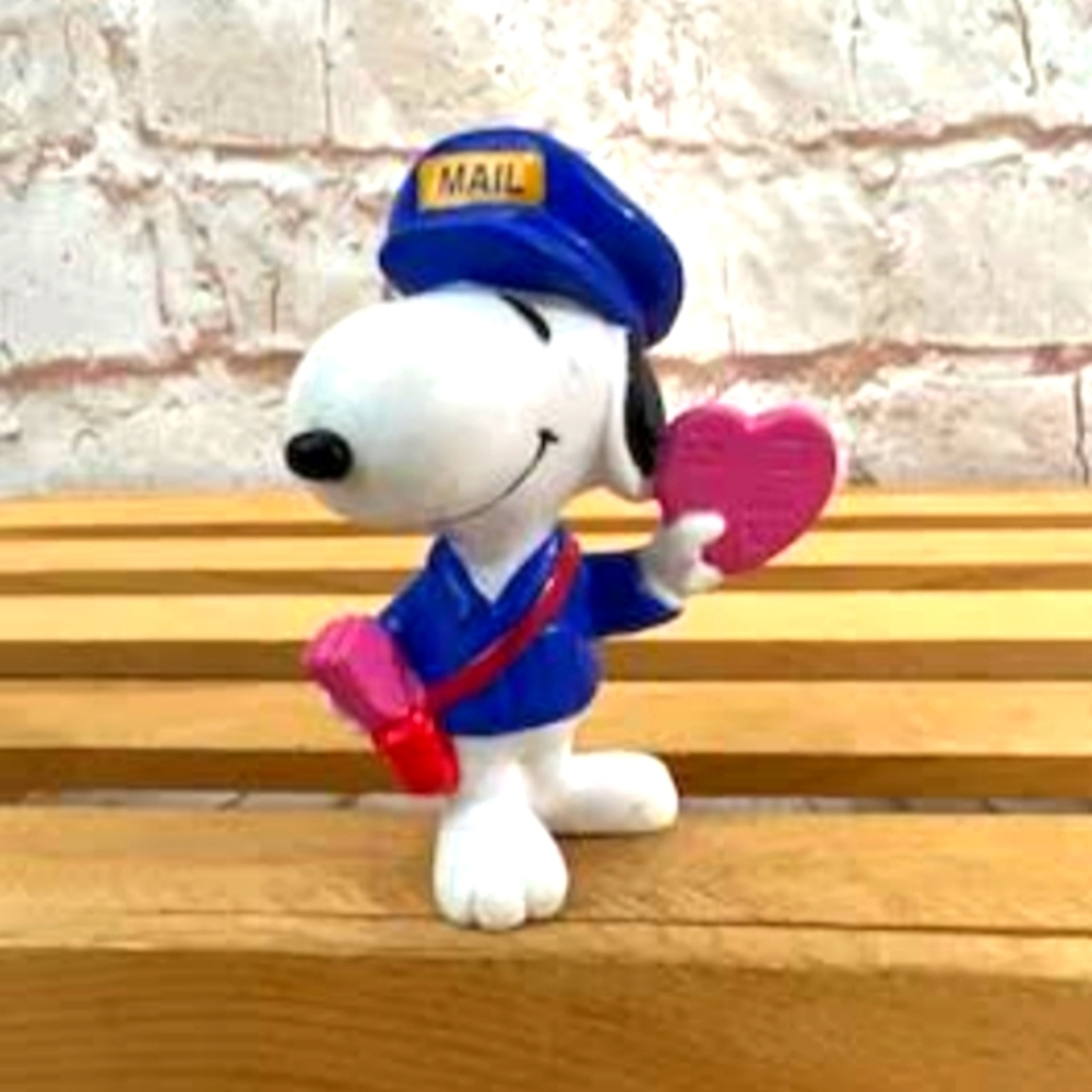 Vintage Peanuts Snoopy Mailman with Valentine Mini PVC Miniature Action Figure